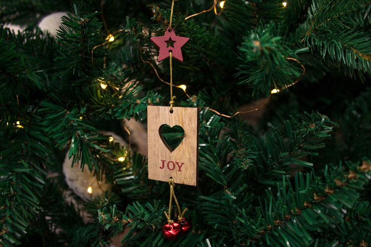Χριστουγεννιάτικο Κρεμαστό Καρτελάκι "Joy" με Κουδουνάκια CD143914-1